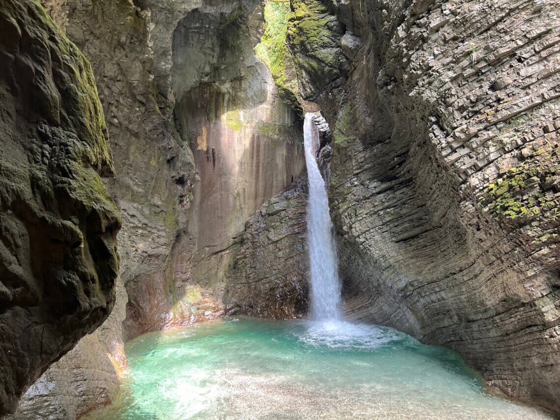 Wauw, de Kozjak waterval is een paradijselijke waterval middenin de Soca vallei! 