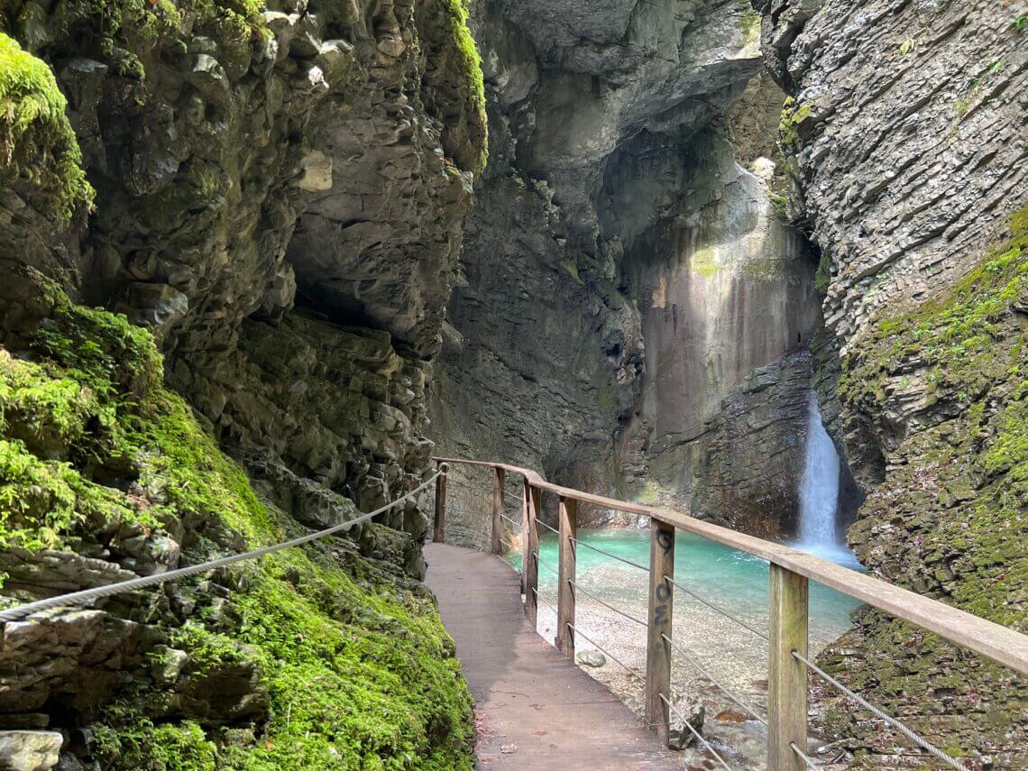 Een prachtige verborgen waterval tussen de rotsen in Slovenië.