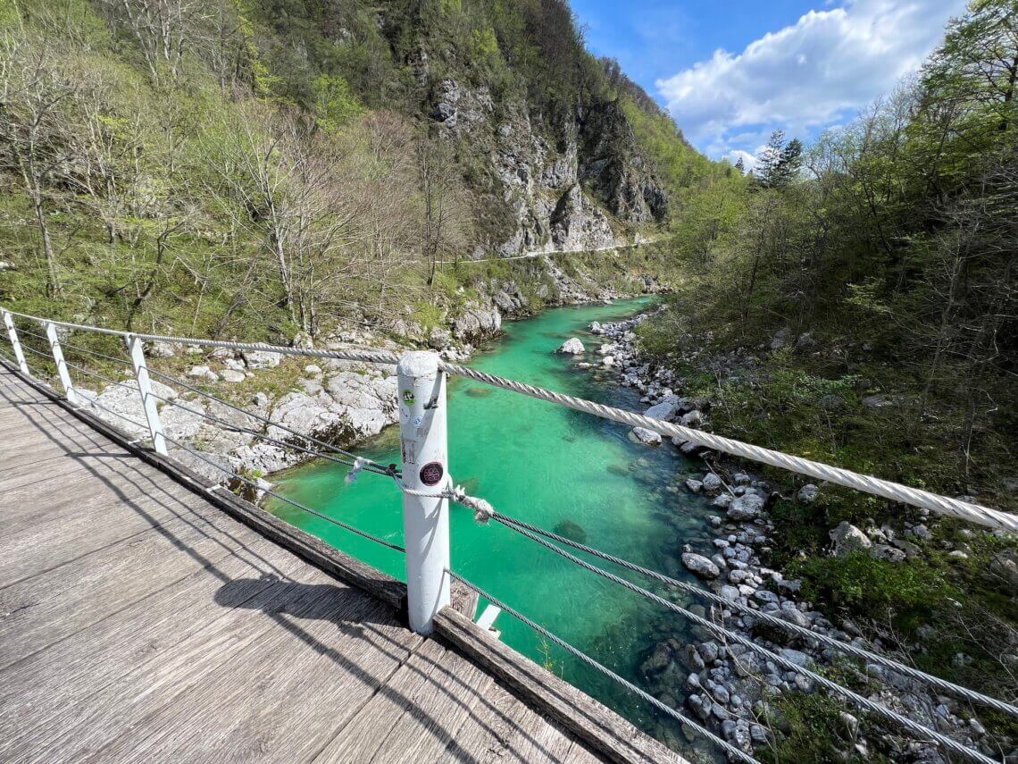 Het prachtige turquoise water van de Soča rivier met in de verte het wandelpad wat ik liep naast de rivier.