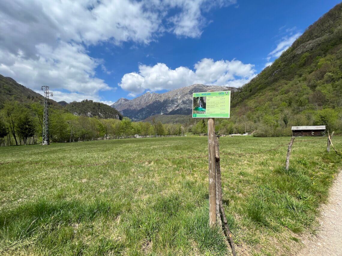 Het eerste stuk van de Kozjak waterval in de Soca vallei gaat via glooiende weilanden.