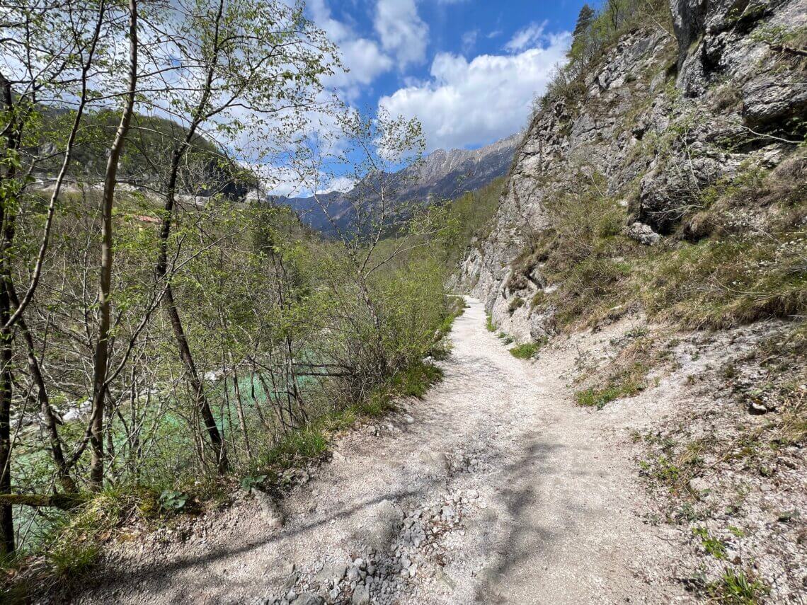 Daarna loop ik evenwijdig aan de prachtige Soča rivier.