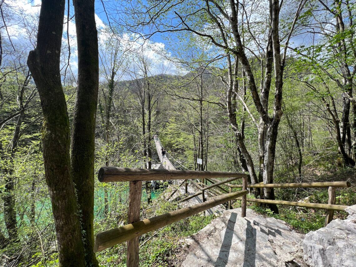 Aan de linkerkant zie ik een hangbrug over de Soča rivier. Voor de waterval Kozjak blijf ik echter rechtdoor lopen.