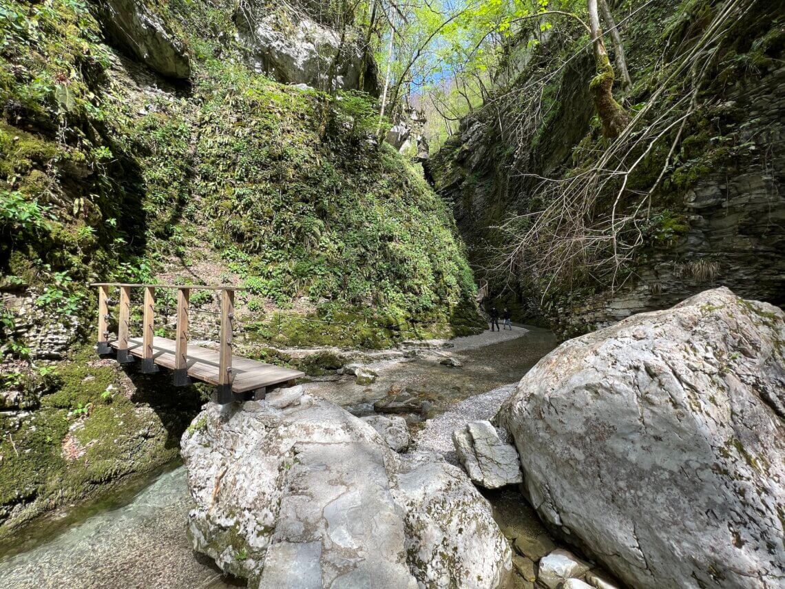 Het laatste stukje van de wandeling naar de Kozjak waterval gaat via houten bruggetjes over rotsen.