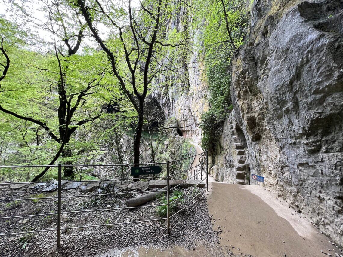 Als we de Škocjan grot verlaten gaan we via een prachtig wandelpad naar de funicular. 