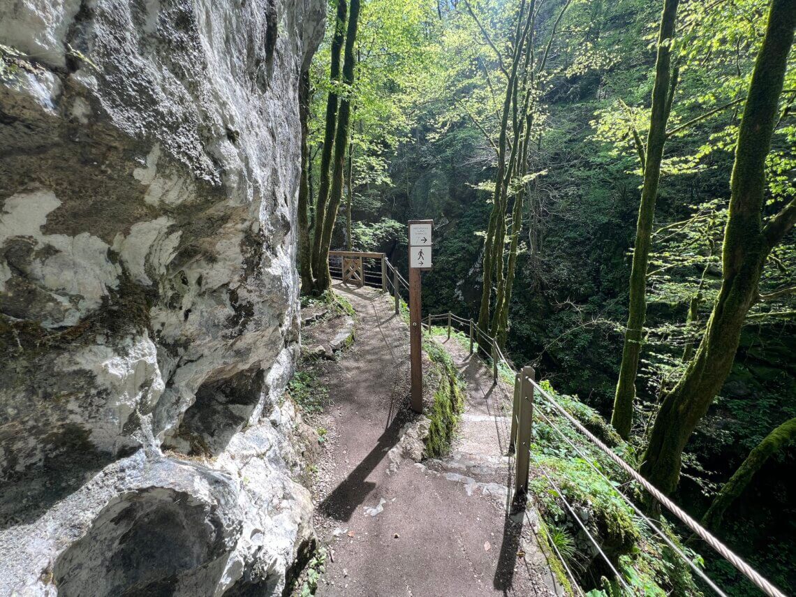 De wandeling door de Tolmin kloof is met kinderen ook goed te doen, mits ze goed kunnen wandelen (2,5 uur) met klimmen en dalen.