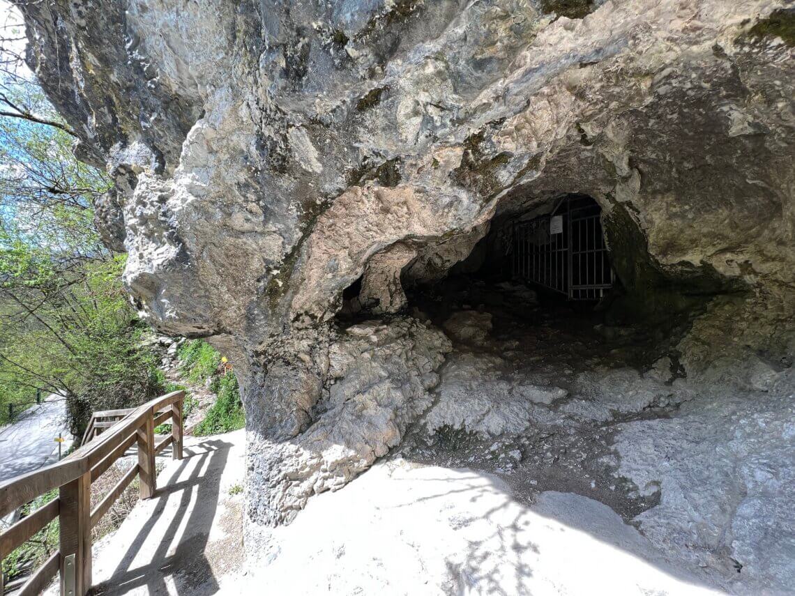 Met iets verderop de grot die overigens afgesloten is met een hek.