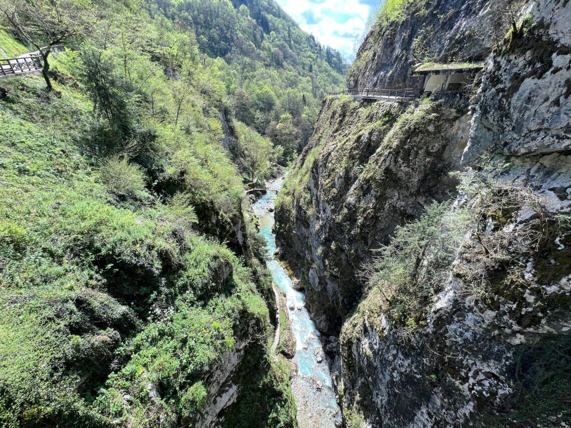 Vanaf de asfaltweg loop ik over een brug waar je nu van bovenaf naar de kloof kijkt.