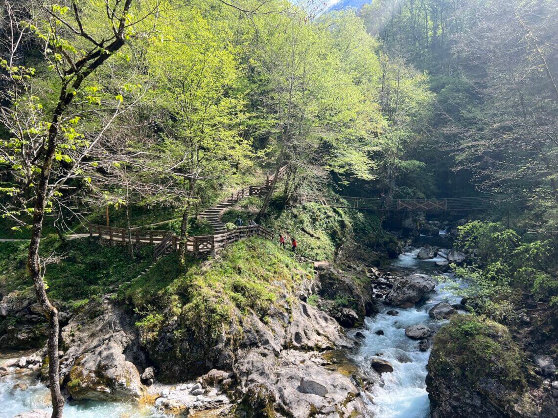 Al snel zie ik de wild stromende rivier liggen.