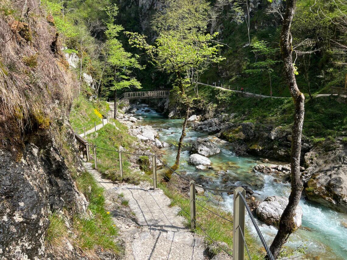 Het eerste deel van de wandeling loop je naar beneden, helemaal tot aan de rivier.