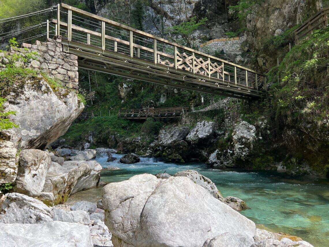 Dan ga ik over de eerste brug, net over de brug ga ik eerst linksaf dieper de Tolmin kloof in.