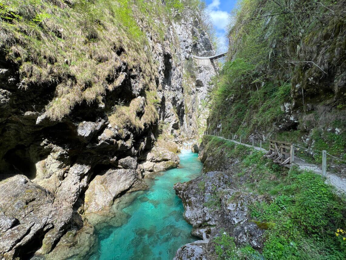 Het water in de Tolmin kloof in Slovenië is zo mooi turquoise!