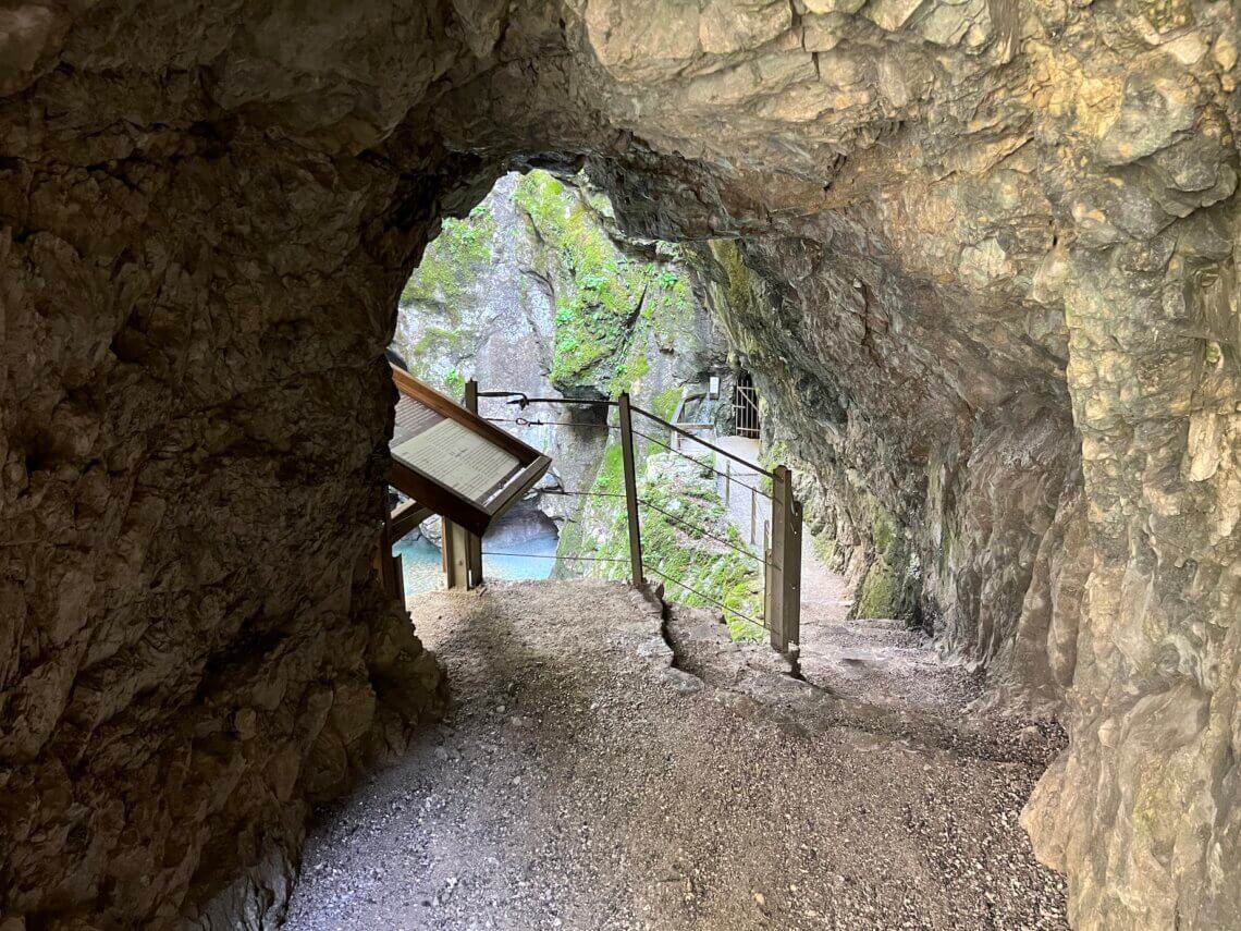De wandeling door de Tolmin kloof in Slovenië is heel afwisselend, zelfs door een grot heen.