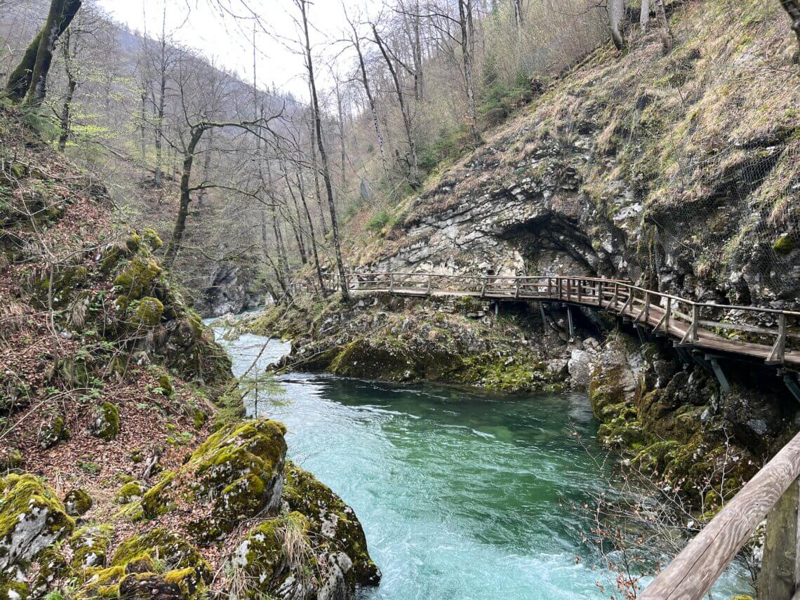 De wandeling loopt langs de rivier met prachtig groen, blauw water.