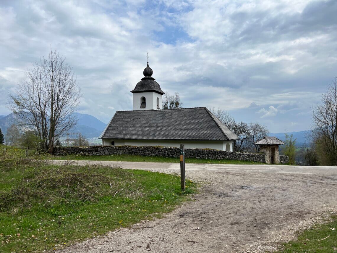 Na de stijging zie je de church of St. Catherina, aan de rechterkant zit het restaurant met speeltuin.
