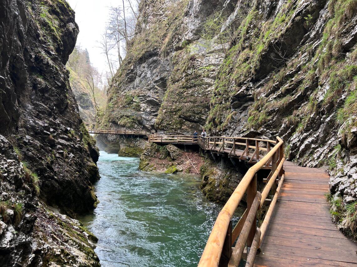 Langs de rivier en omgeven door hoge rotsen. Wandelen in de Vintgar kloof is zeker niet saai!