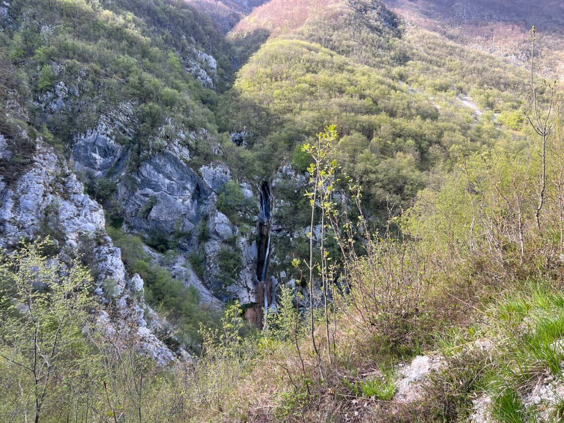 Tijdens het zijlijnen in Slovenië moeten we kleine stukjes wandelen met prachtig uitzicht, zoals hier op de waterval.