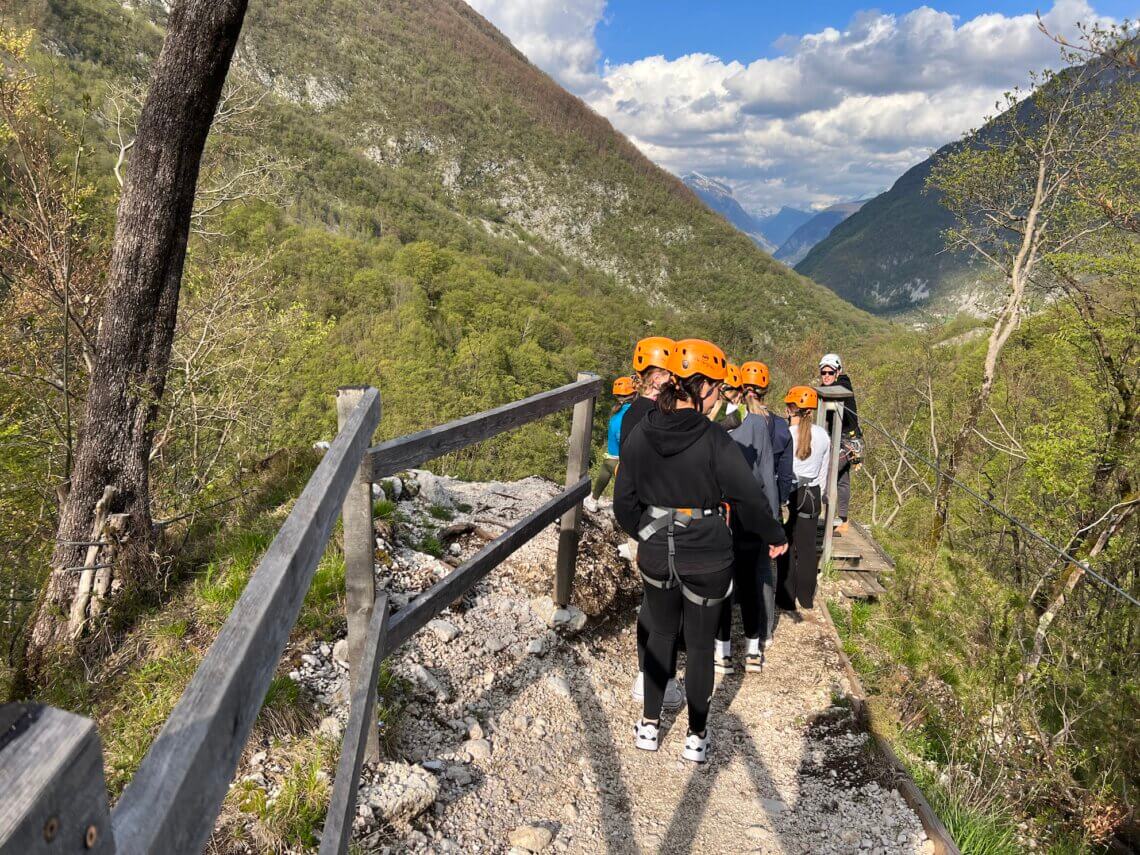 In totaal zijn er 10 ziplines, we wandelen van de één naar de andere, heel mooi!