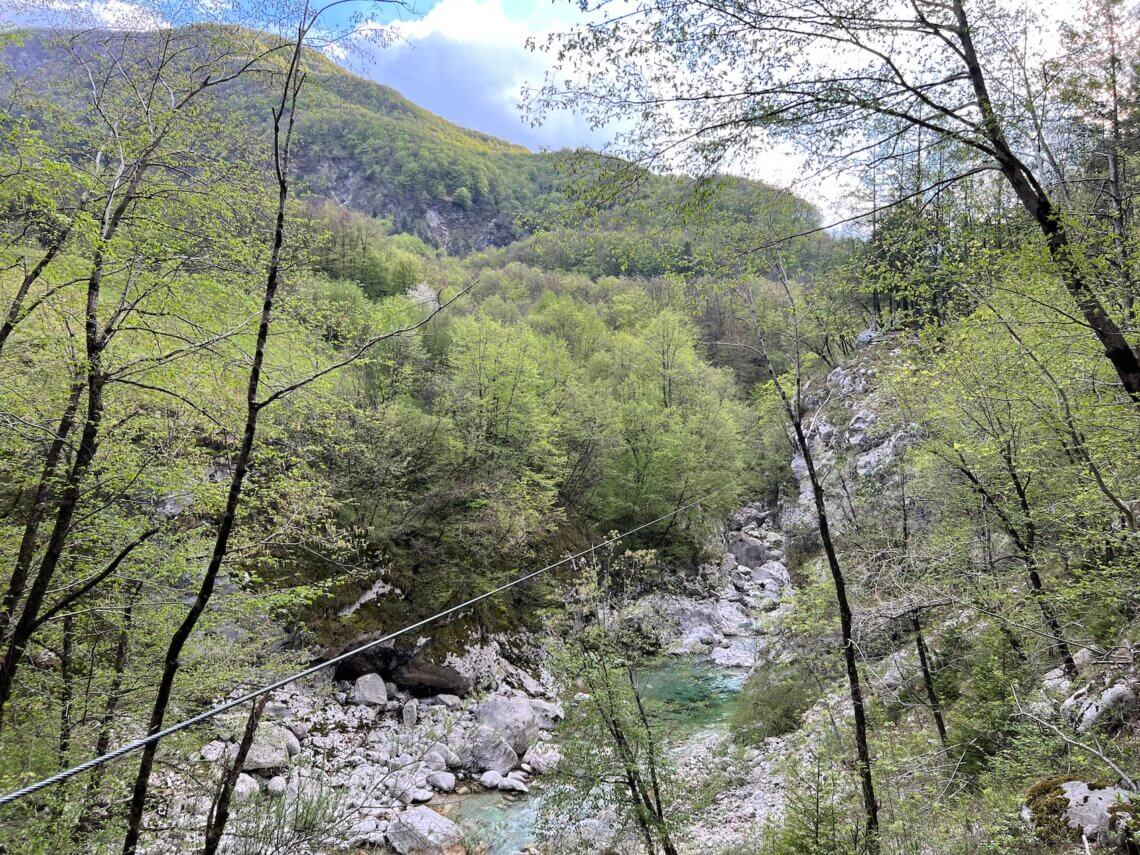 We zien de Soça rivier al liggen. Daar gaan de laatste zipline overheen.