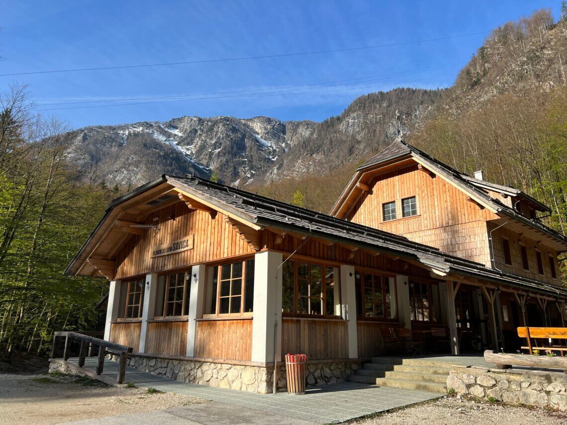 Bij de start van de wandeling naar de Savica waterval is een restaurant met ook toiletten.