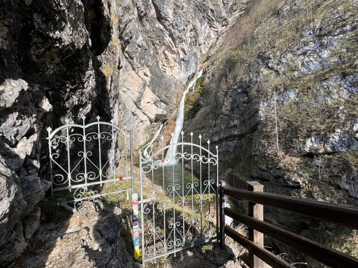 Je kunt niet dichtbij de Savica waterval komen, het pad stopt bij het hek waar je niet verder kunt / mag.