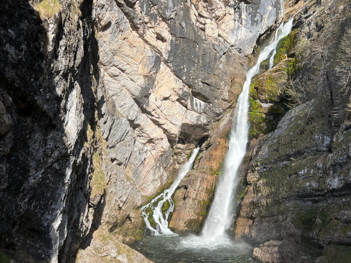 De Savica is een mooie waterval in de rotswand van de berg Komarča. De 'grote' waterval is zo'n 78 meter hoog.