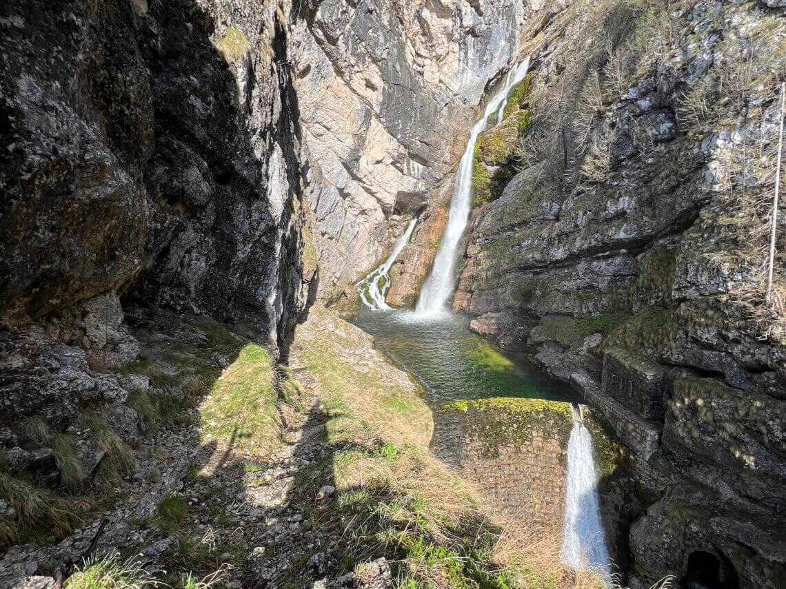 De waterval bestaat uit de 'grote' waterval maar ook nog een kleintje.