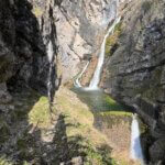 De waterval bestaat uit de 'grote' waterval maar ook nog een kleintje.