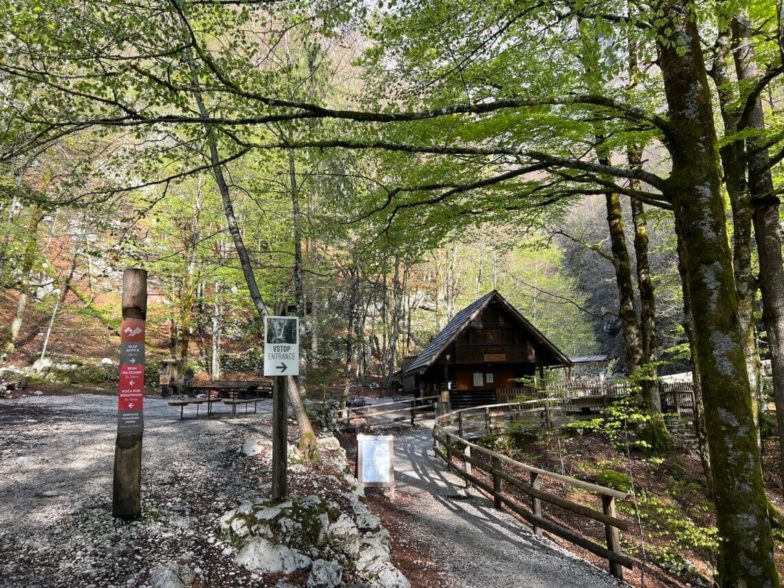 Na 5 minuten kom je bij een huisje waar je moet betalen. Dit is echt het startpunt van de wandeling naar de Savica waterval.