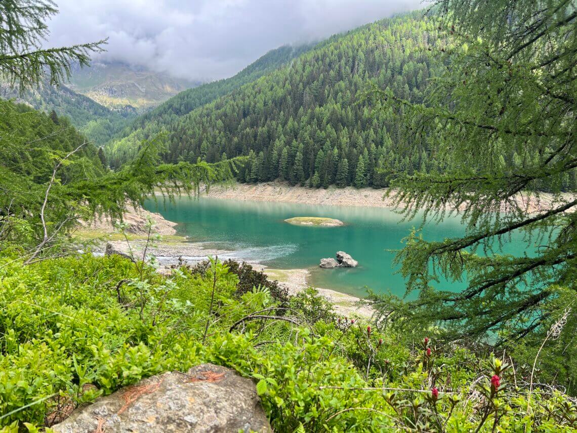 Lago Pian Palù is een kunstmatig stuwmeer omgeven door hoge bergen.