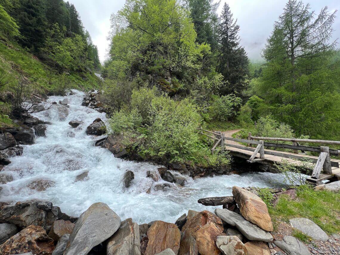 We passeren wederom de mooie waterval. 