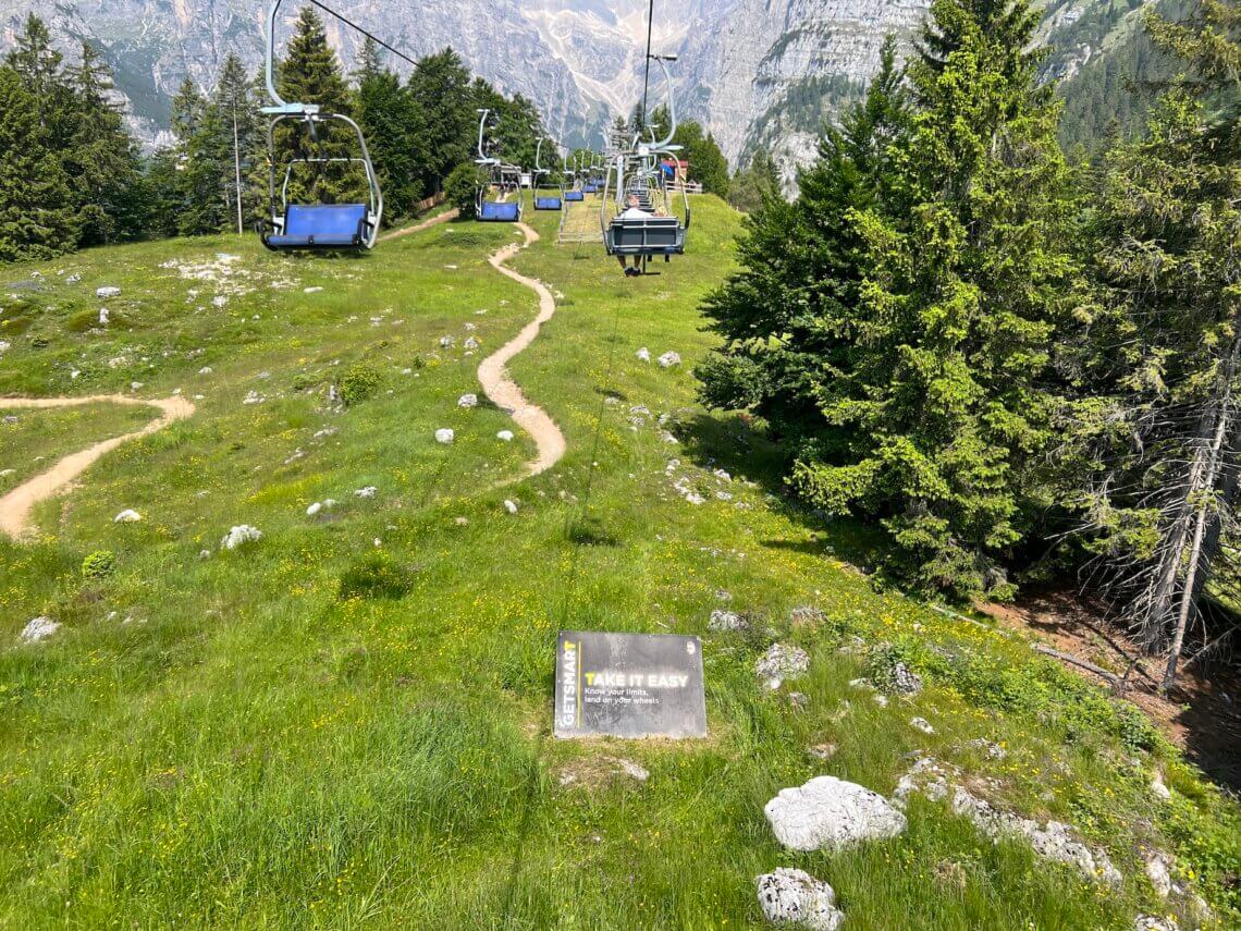 Nadat we vanuit Molveno de gondel hebben genomen nemen we vervolgens de stoeltjeslift verder omhoog.