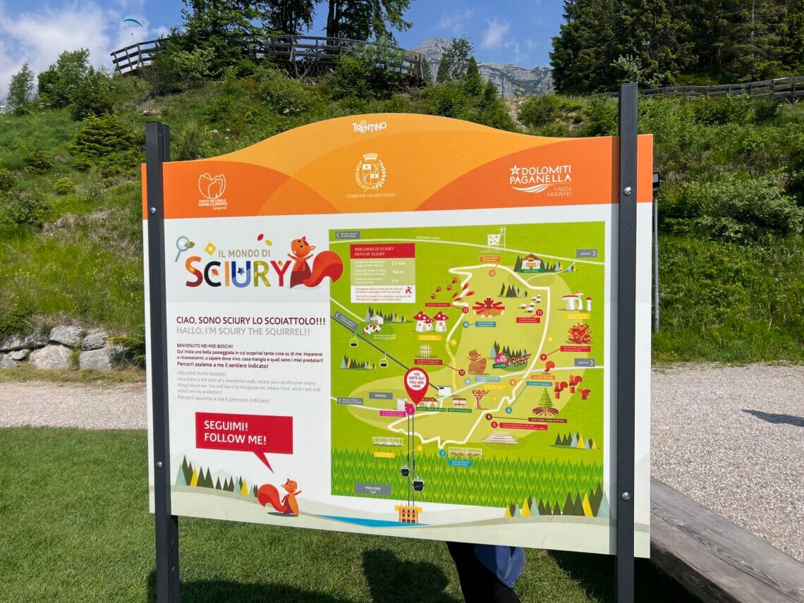 De Sciury educational trail start bij het bergstation van de gondel. 