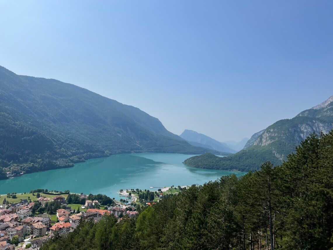 Altopiana di pradel is een hoogvlakte hoog boven de plaats Molveno.