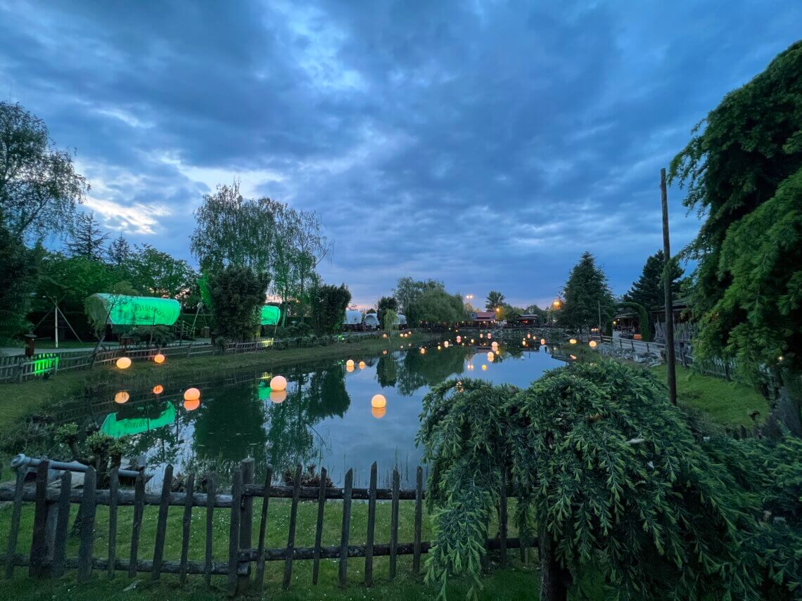 In de avond is het Camp Resort prachtig mooi verlicht.