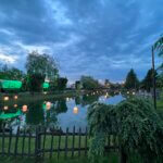 In de avond is het Camp Resort prachtig mooi verlicht.