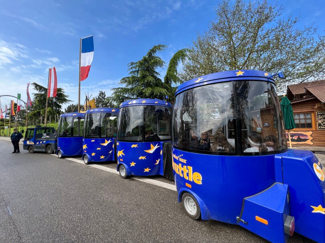 Het Camp Resort ligt op loopafstand van de hoofdingang van het park, maar je kunt ook de gratis shuttle nemen.