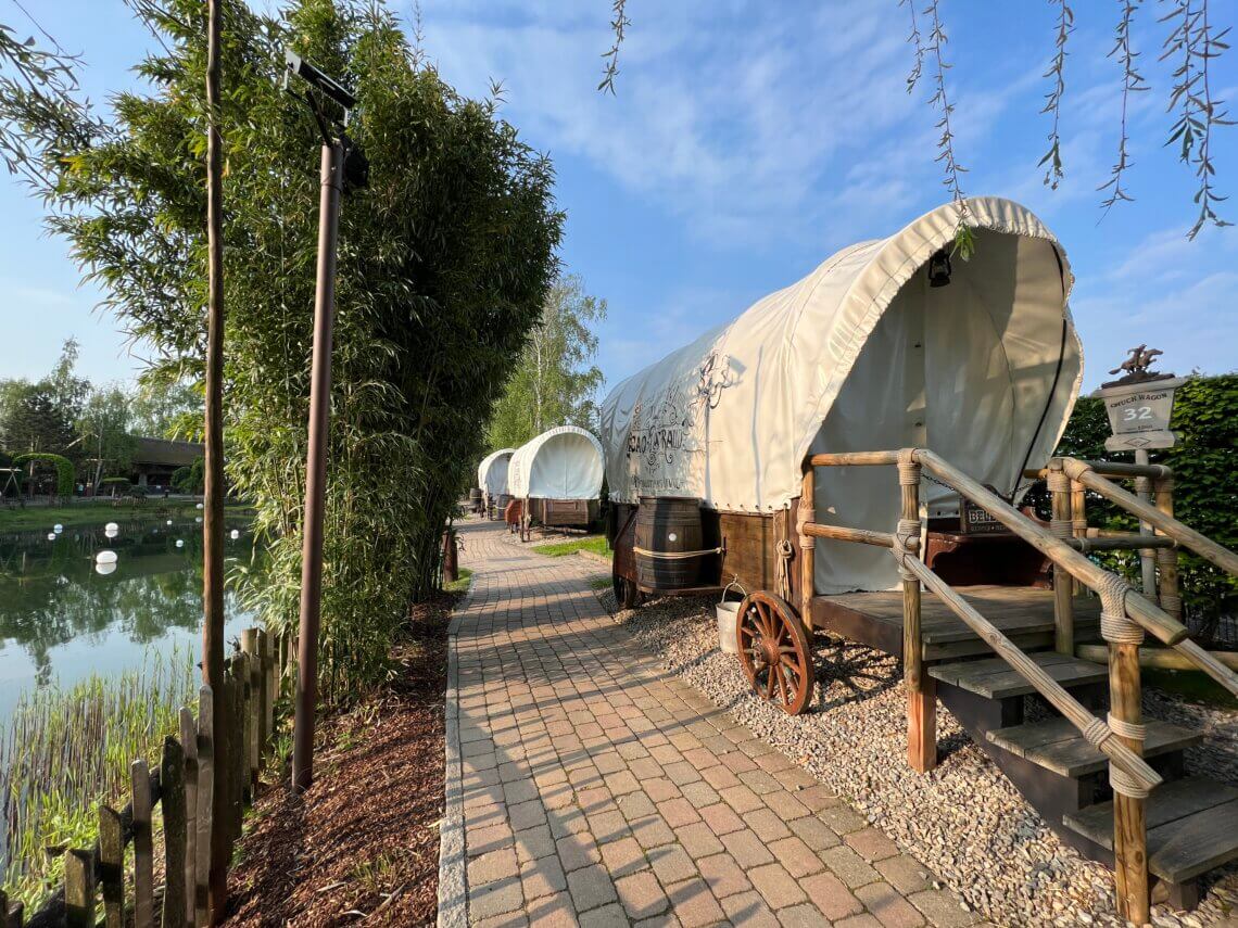 De huifkarren liggen rondom de vijver van het Camp Resort Europa-Park.
