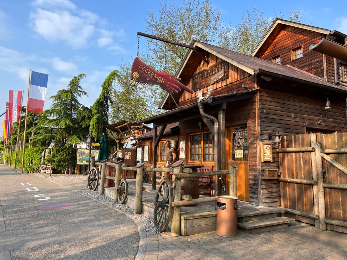 Aankomst bij de receptie van Camp Resort Europa-Park, je komt meteen in Western sferen! 