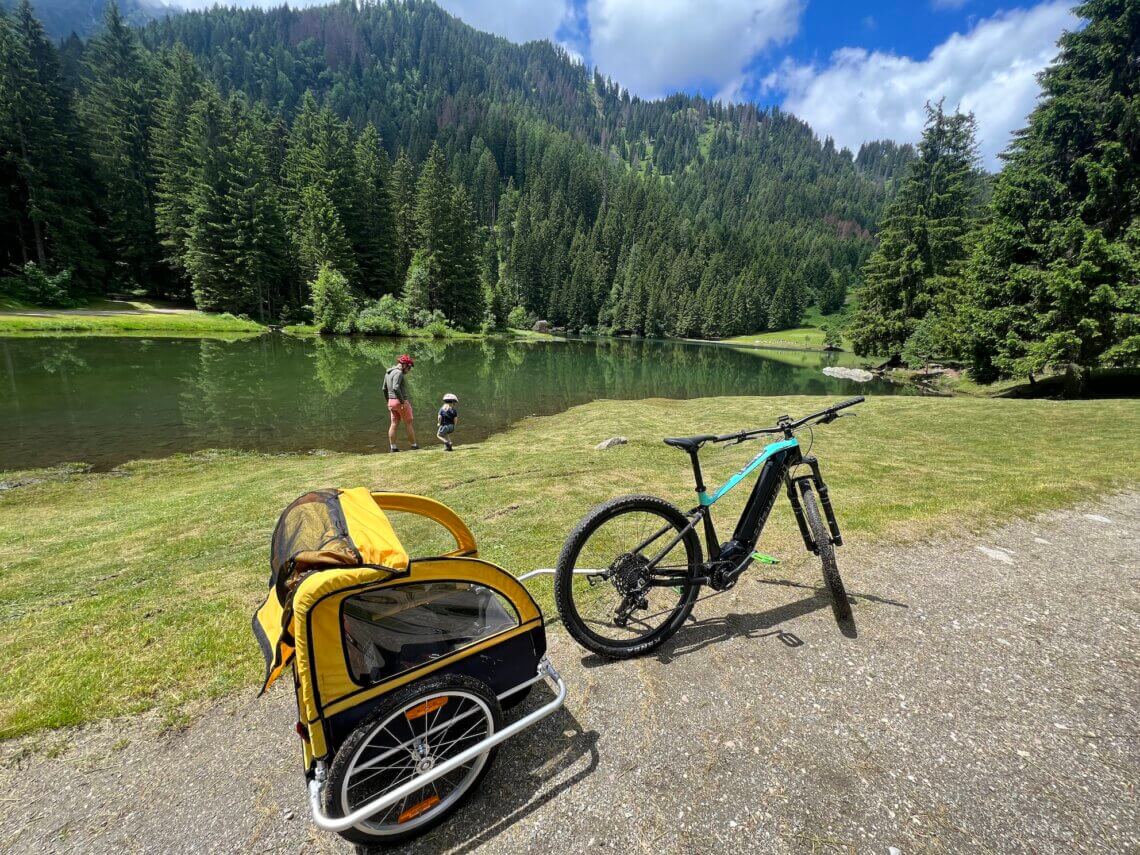 We fietsen door naar Lago dei Caprioli voor een picknick.