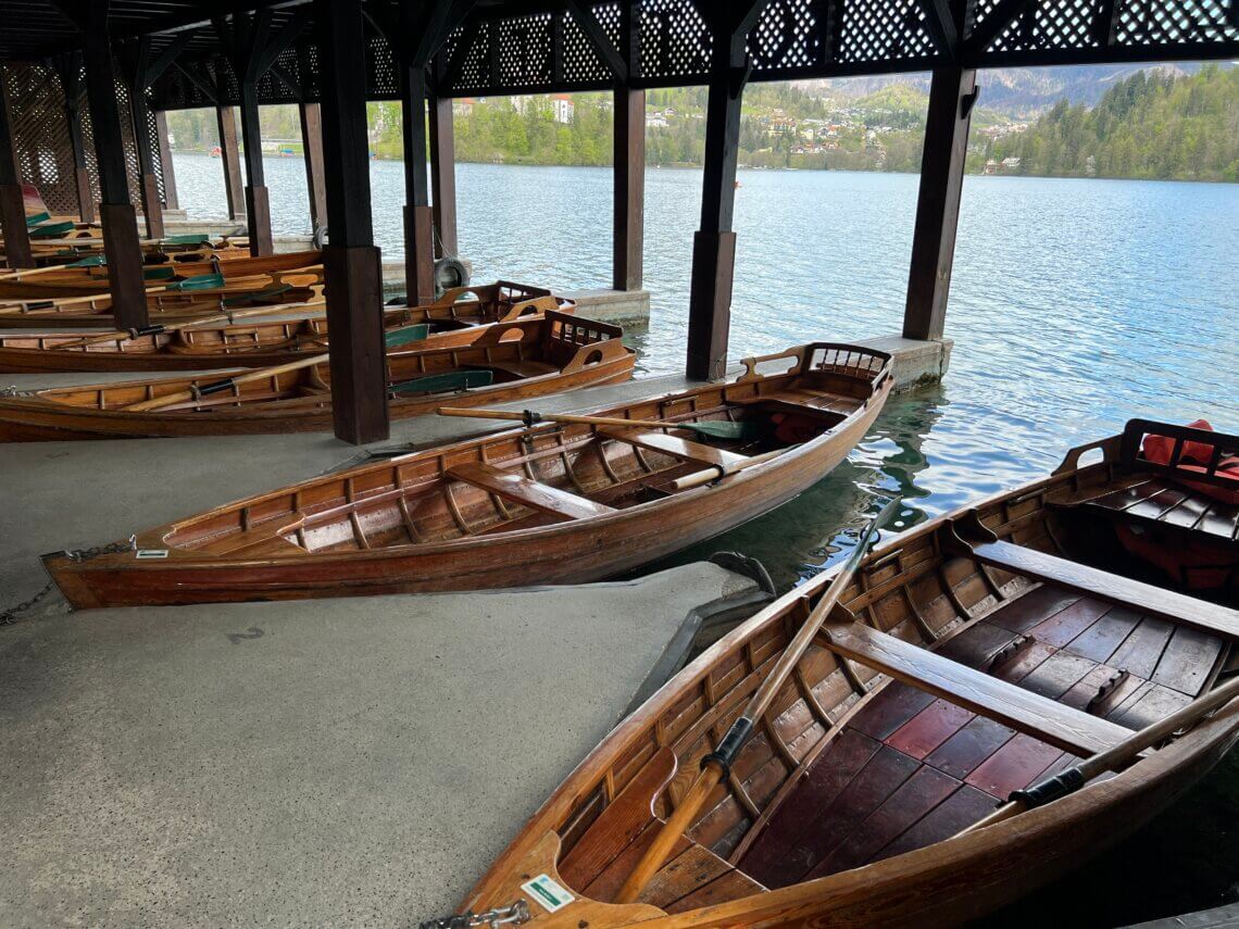 Je kunt met de Pletna boot naar het eiland of een boot huren.