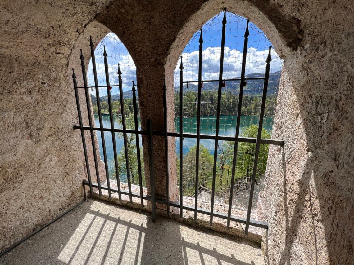 Ook kan je de kerktoren beklimmen, vanaf daar heb je een prachtig uitzicht op het meer van Bled.