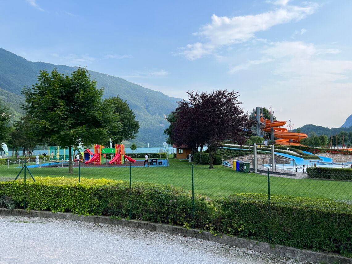 In Molveno met kinderen? Dan is een bezoek aan het waterpark ook een aanrader.