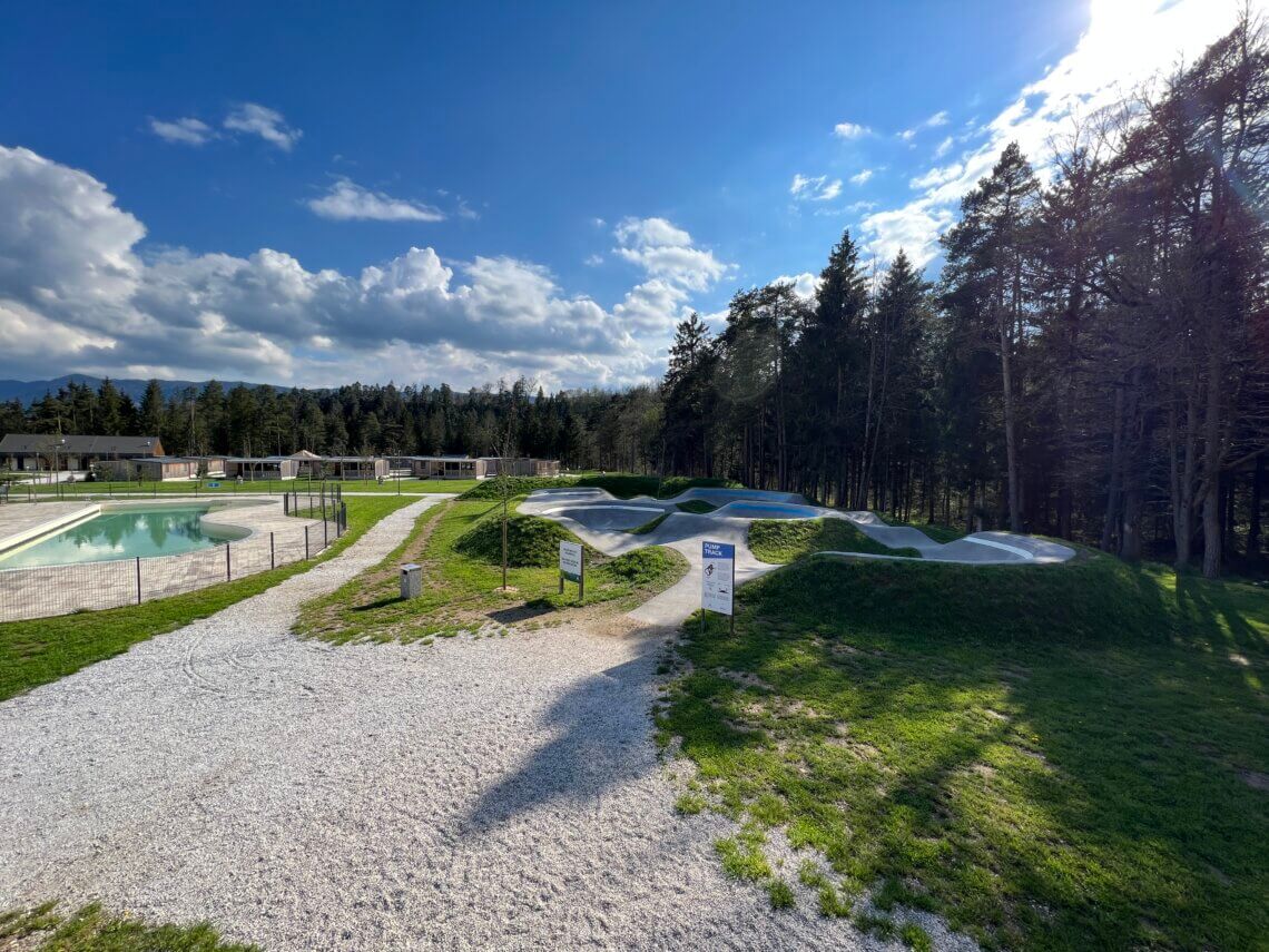 Rivercamping Bled heeft een zwembad en crossparcours 