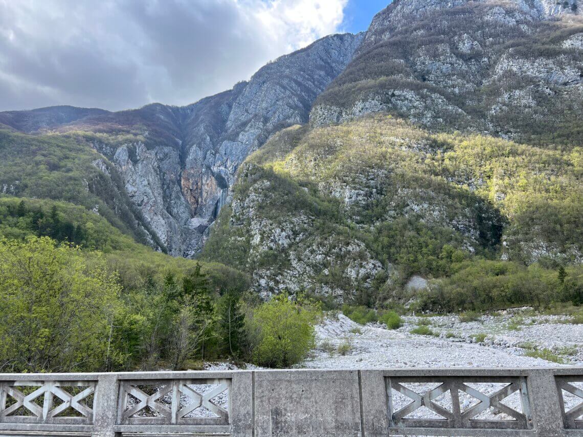 Vanaf de weg kan je slap Boka al zien liggen. Helemaal in de verte in de rotsen komt de waterval naar beneden.