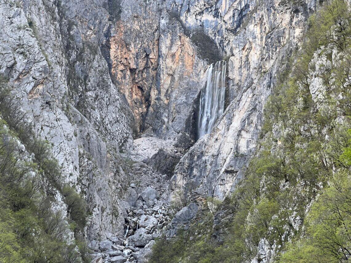 Vanaf het viewpoint heb je prachtig uitzicht op de waterval.