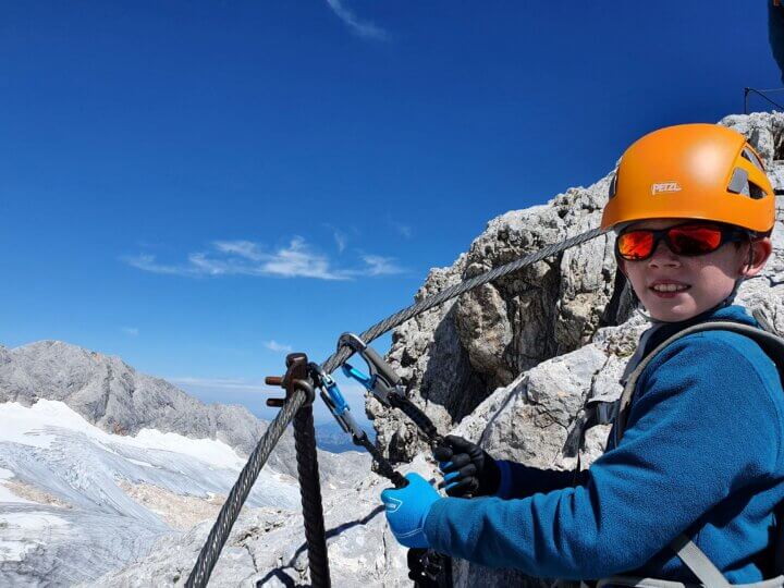 Een Via Ferrata met kinderen is een waar avontuur maar niet geheel ongevaarlijk.