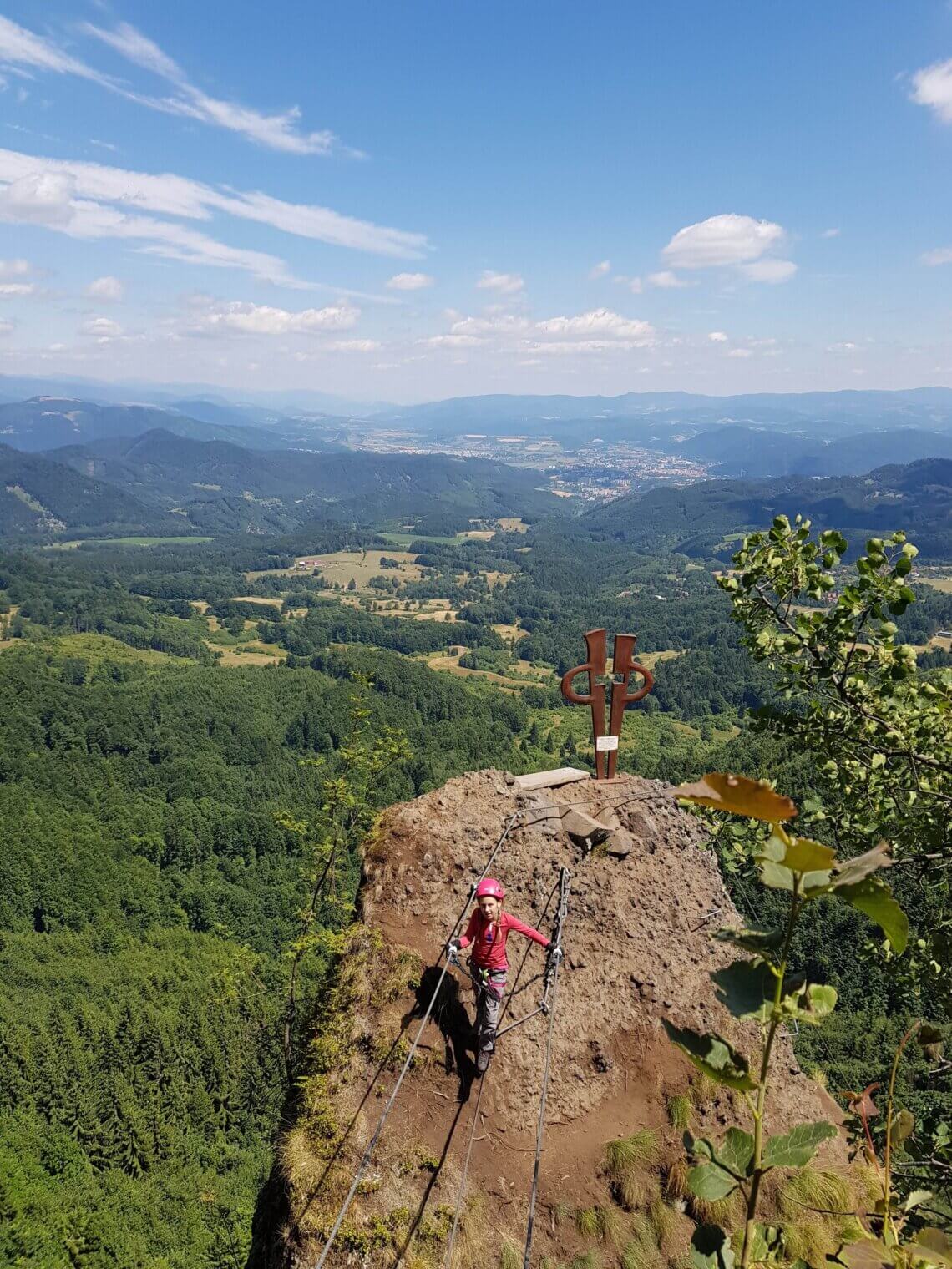 Hangbrug aan de top. (Via Ferrata Komin Skalka in Slowakije)