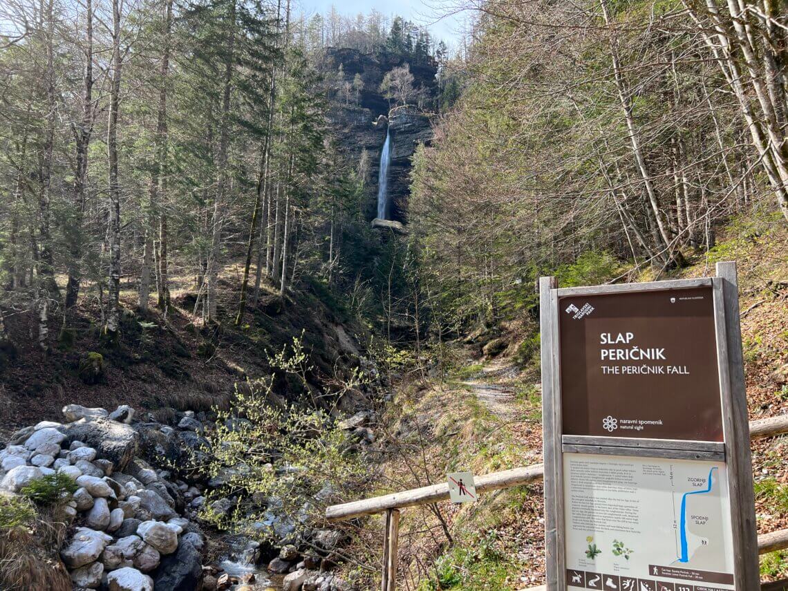 Het is maar een korte wandeling naar de Peričnik-waterval.