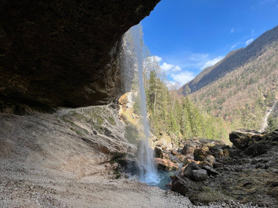 Je kunt bij de Peričnik-waterval (Peričnik slap) ook aan de achterkant van de waterval komen.