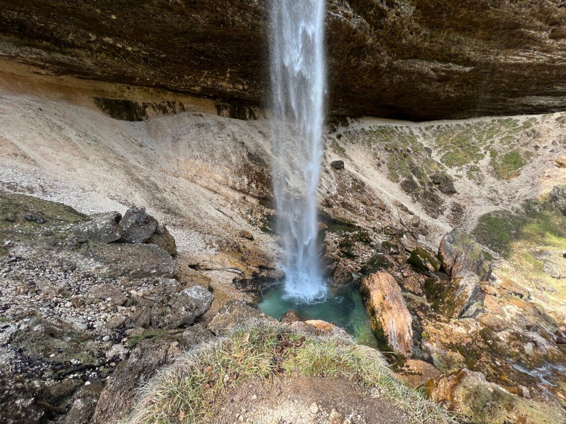 Wat wel heel bijzonder is, is dat je bij de Peričnik-waterval achter de waterval kunt lopen.